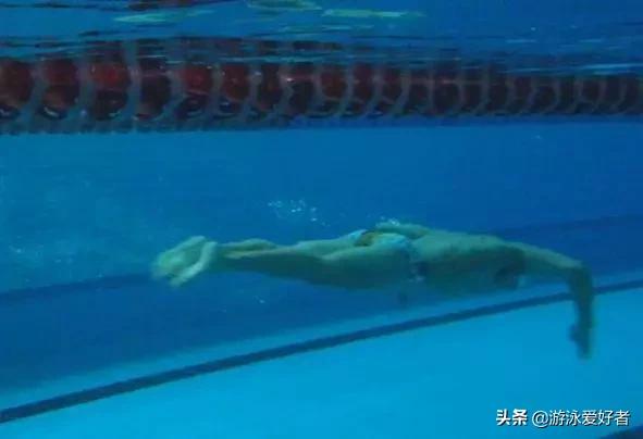 游泳蹬壁转身老是呛水_蛙泳蹬壁出发技巧_游泳蝶泳转身蹬壁技巧