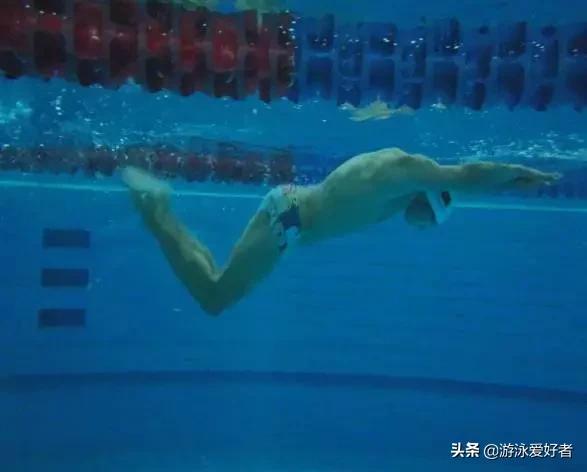 游泳蝶泳转身蹬壁技巧_游泳蹬壁转身老是呛水_蛙泳蹬壁出发技巧