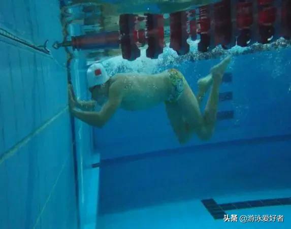 蛙泳蹬壁出发技巧_游泳蹬壁转身老是呛水_游泳蝶泳转身蹬壁技巧