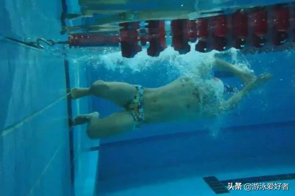 游泳蹬壁转身老是呛水_游泳蝶泳转身蹬壁技巧_蛙泳蹬壁出发技巧