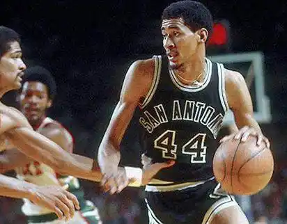 篮球扣篮大赛历史第一人是谁_nba一场扣篮最多_一人扣篮全队起跳