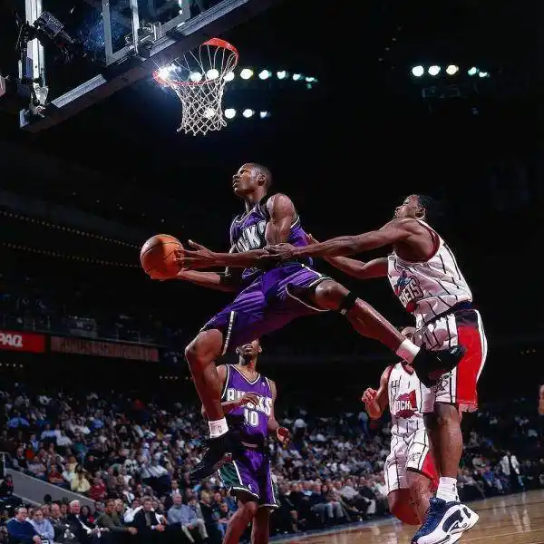篮球扣篮大赛历史第一人是谁_nba一场扣篮最多_一人扣篮全队起跳