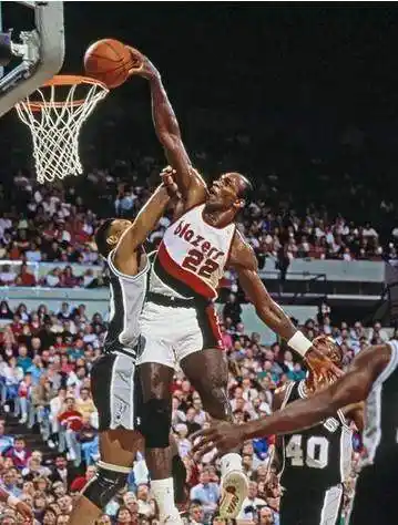 nba一场扣篮最多_篮球扣篮大赛历史第一人是谁_一人扣篮全队起跳