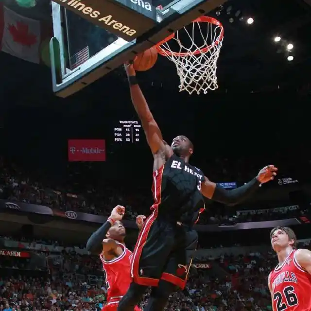 一人扣篮全队起跳_篮球扣篮大赛历史第一人是谁_nba一场扣篮最多
