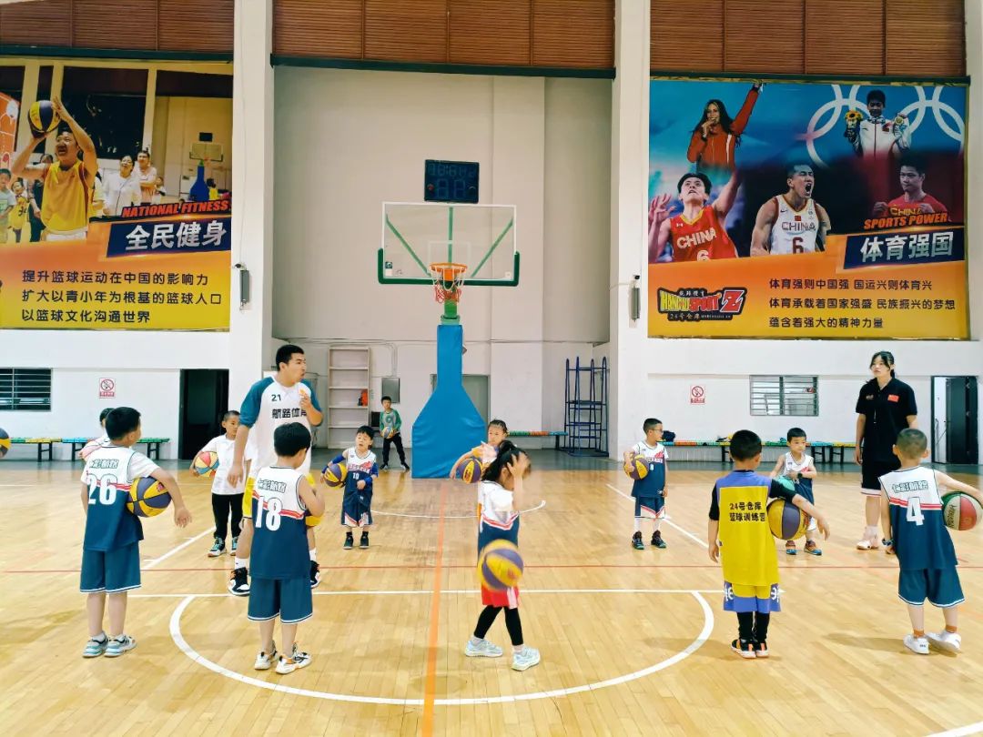 篮球小孩训练_小孩子进阶篮球运球技巧_小孩运篮球视频