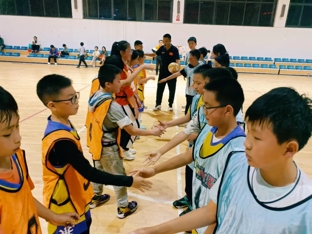 小孩运篮球视频_篮球小孩训练_小孩子进阶篮球运球技巧