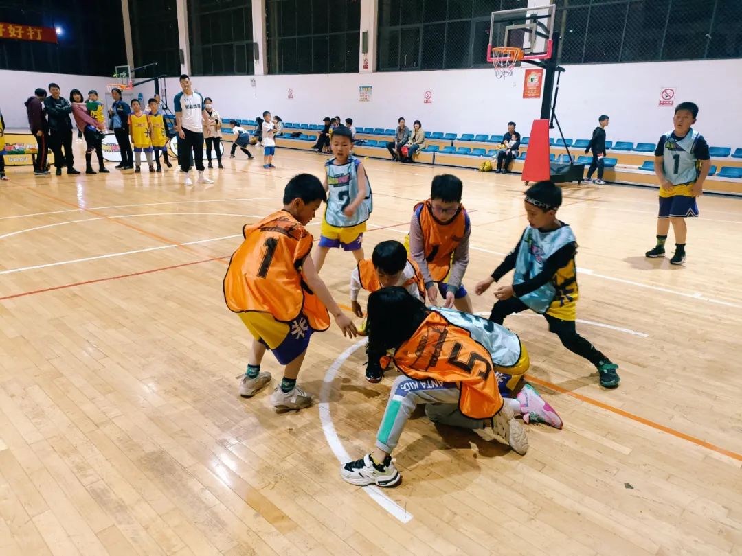 小孩子进阶篮球运球技巧_篮球小孩训练_小孩运篮球视频