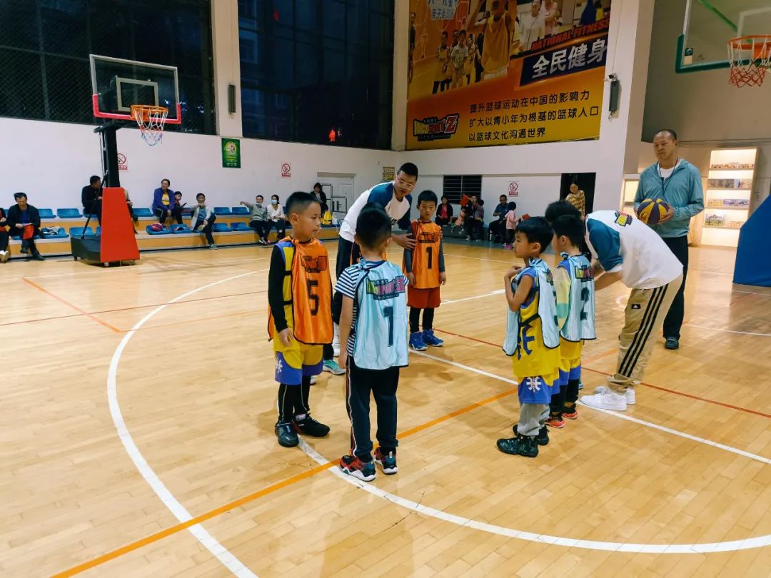 小孩子进阶篮球运球技巧_篮球小孩训练_小孩运篮球视频