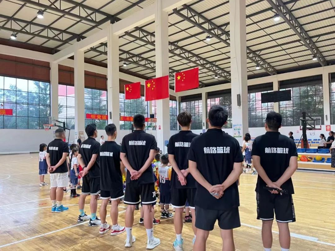 小孩运篮球视频_小孩子进阶篮球运球技巧_篮球小孩训练