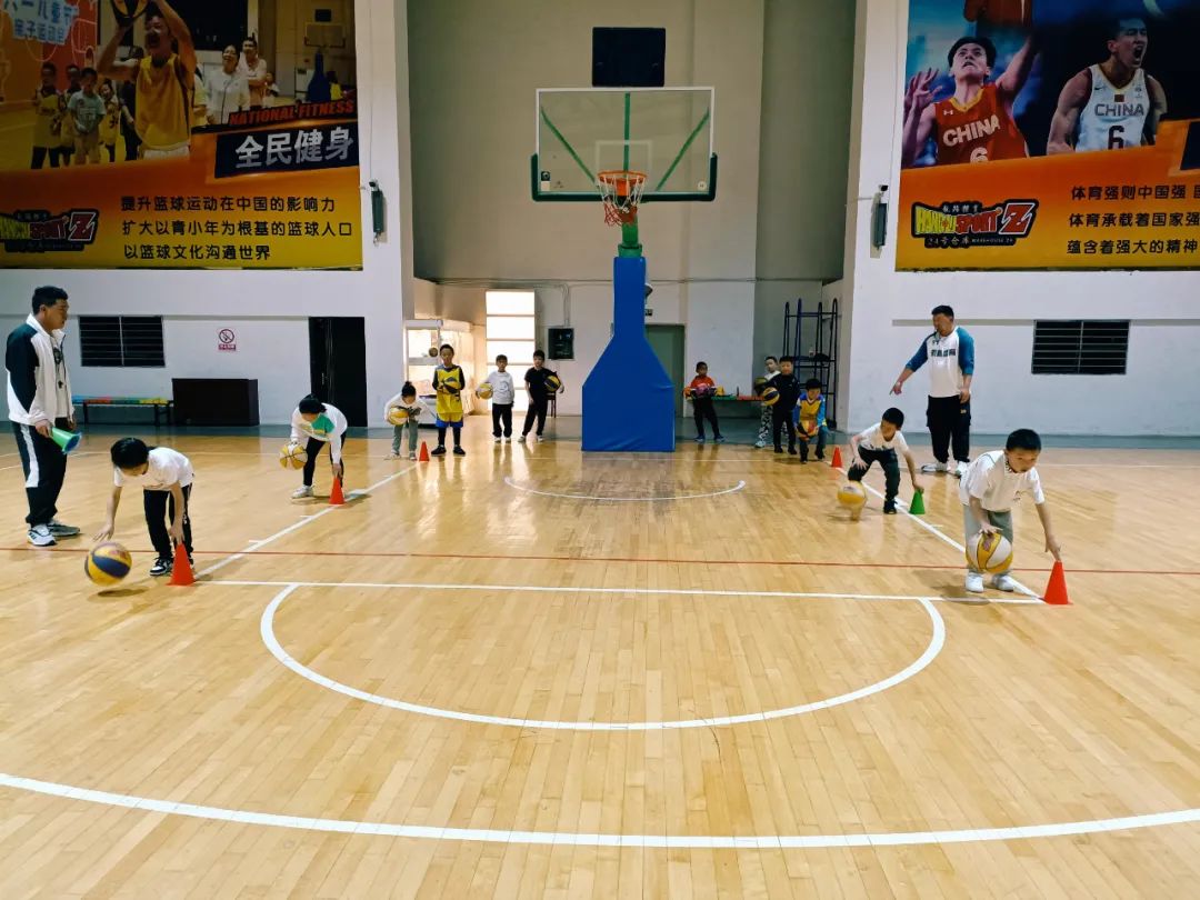 篮球小孩训练_小孩子进阶篮球运球技巧_小孩运篮球视频