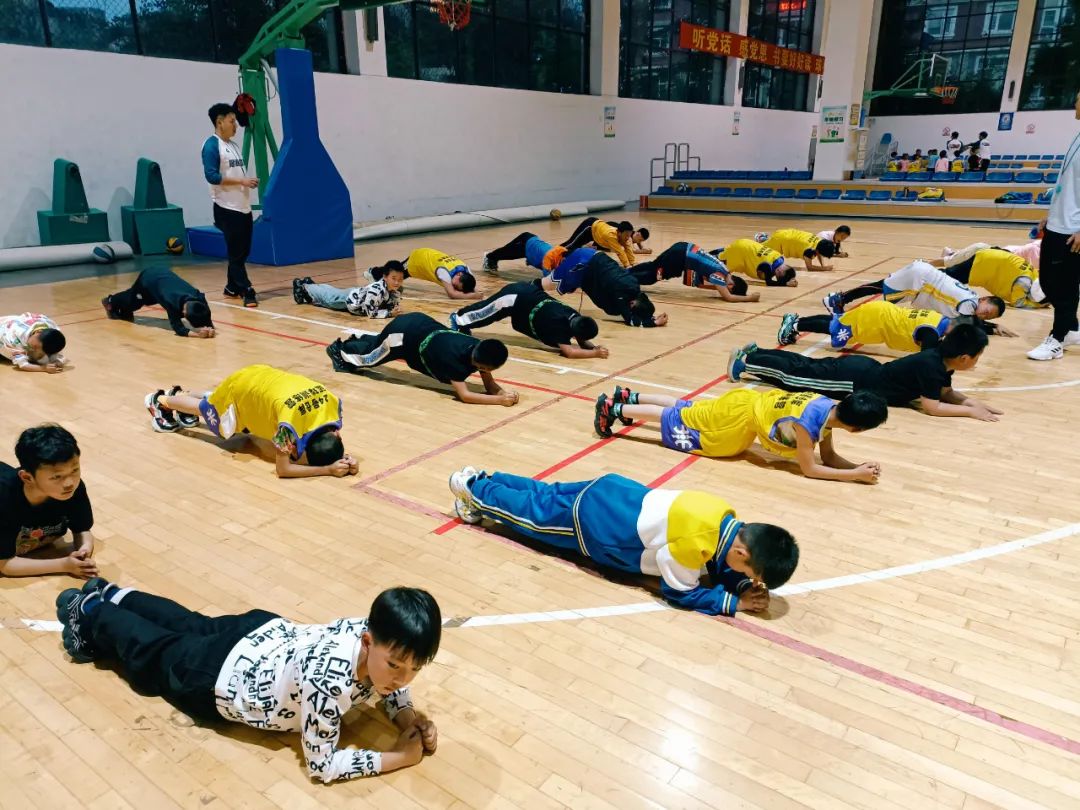 小孩运篮球视频_小孩子进阶篮球运球技巧_篮球小孩训练