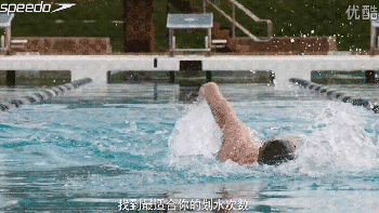 蝶泳转身翻滚视频_游泳蝶泳转身蹬壁技巧_游泳转身蹬壁视频