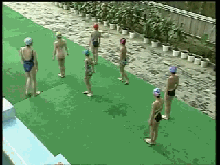 蝶泳转身翻滚视频_游泳转身蹬壁视频_游泳蝶泳转身蹬壁技巧