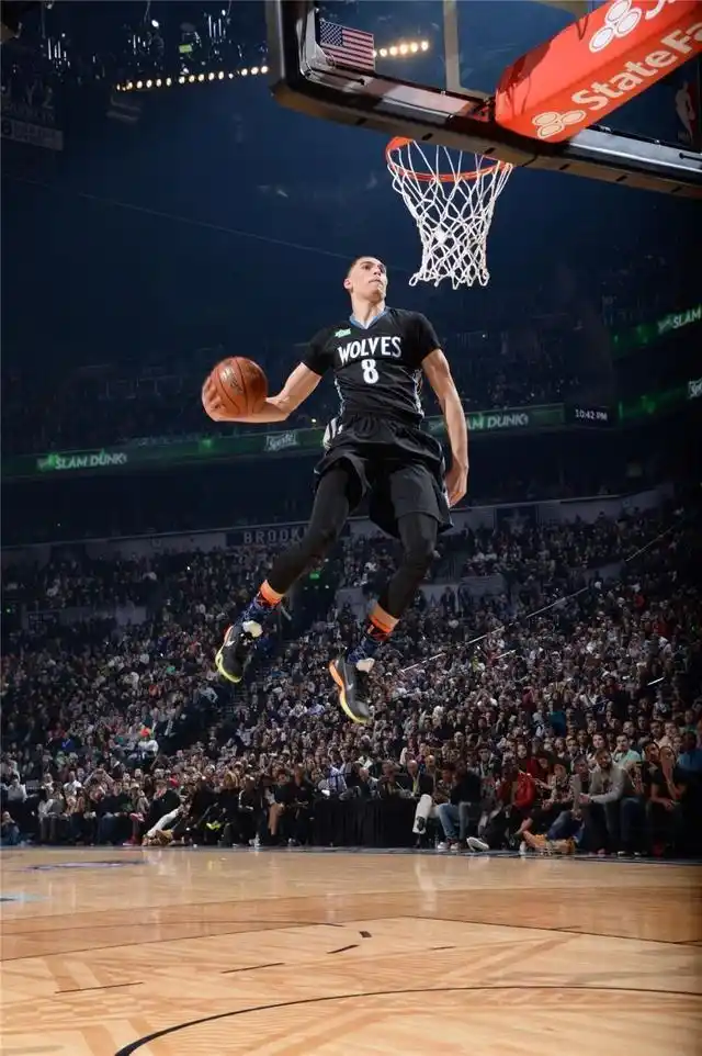 一人扣篮全队起跳_nba一场扣篮最多_篮球扣篮大赛历史第一人是谁