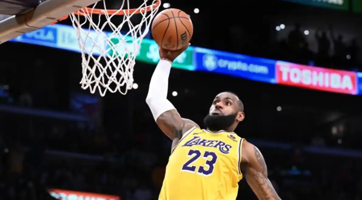 一人扣篮全队起跳_篮球扣篮大赛历史第一人是谁_nba一场扣篮最多