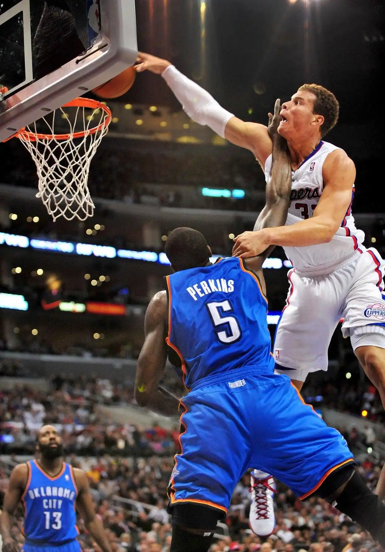 一人扣篮全队起跳_篮球扣篮大赛历史第一人是谁_nba一场扣篮最多