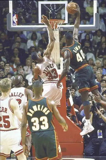 篮球扣篮大赛历史第一人是谁_一人扣篮全队起跳_nba一场扣篮最多