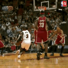 篮球扣篮大赛历史第一人是谁_一人扣篮全队起跳_nba一场扣篮最多