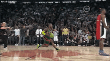 篮球扣篮大赛历史第一人是谁_nba一场扣篮最多_一人扣篮全队起跳