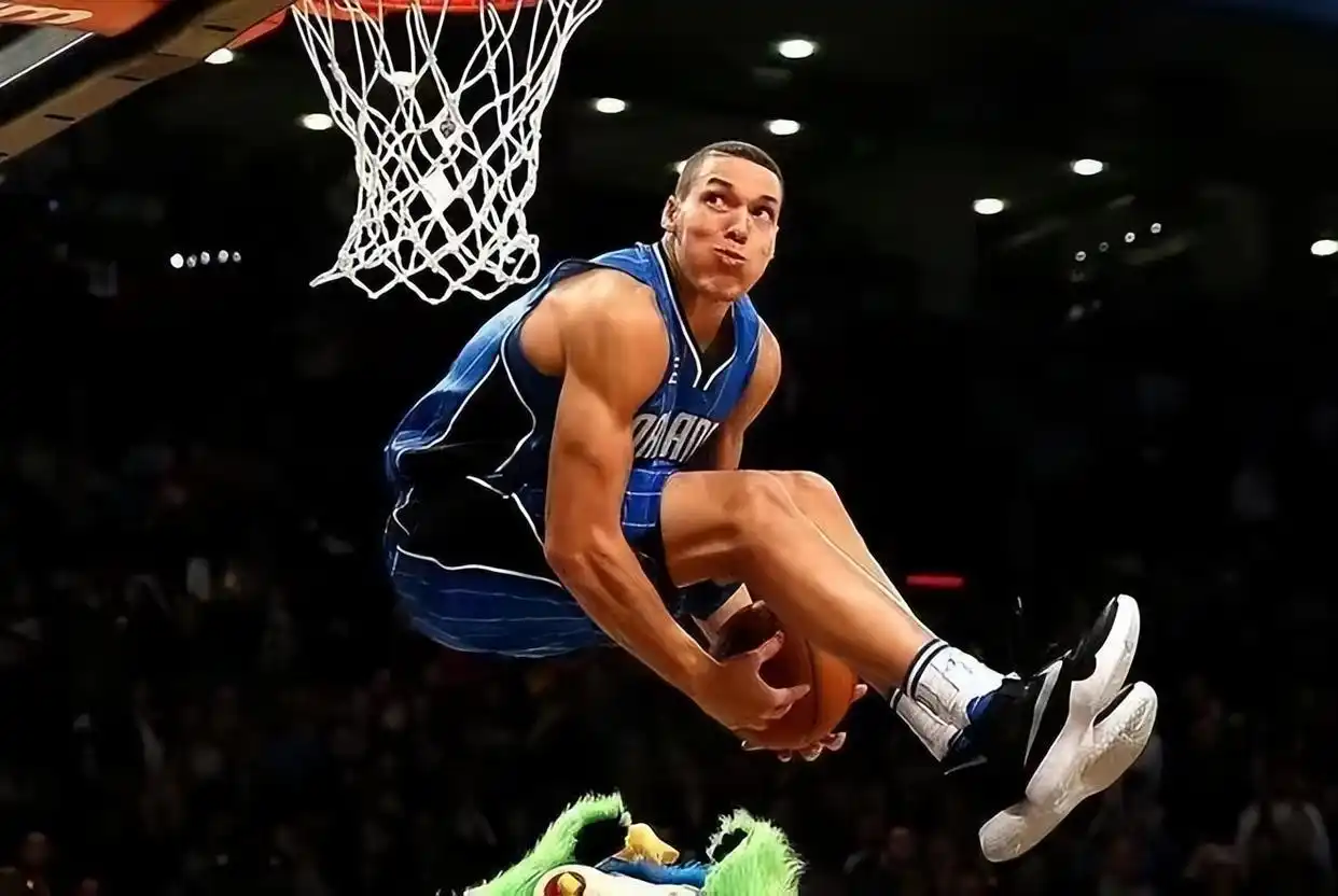 nba一场比赛扣篮最多的是谁_篮球扣篮大赛历史第一人是谁_扣篮大赛第一人