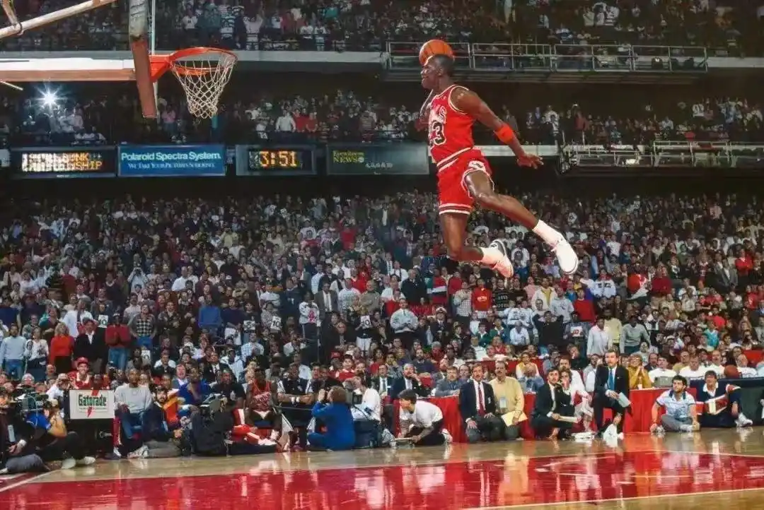 篮球扣篮大赛历史第一人是谁_扣篮大赛第一人_nba一场比赛扣篮最多的是谁
