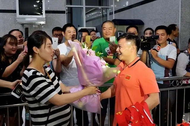 举重小军_小明是学校举重队的队员_举重冠军王小明