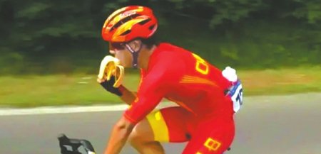 8月3日，在巴黎奥运会公路自行车男子公路赛上，我国选手吕先景吃香蕉补充能量。 央视频截图