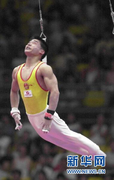 资料图片：这是2001年8月26日，中国选手张尚武在北京举行的第21届世界大学生运动会体操单项比赛中获得男子吊环金牌。 新华社记者 陈小鹰