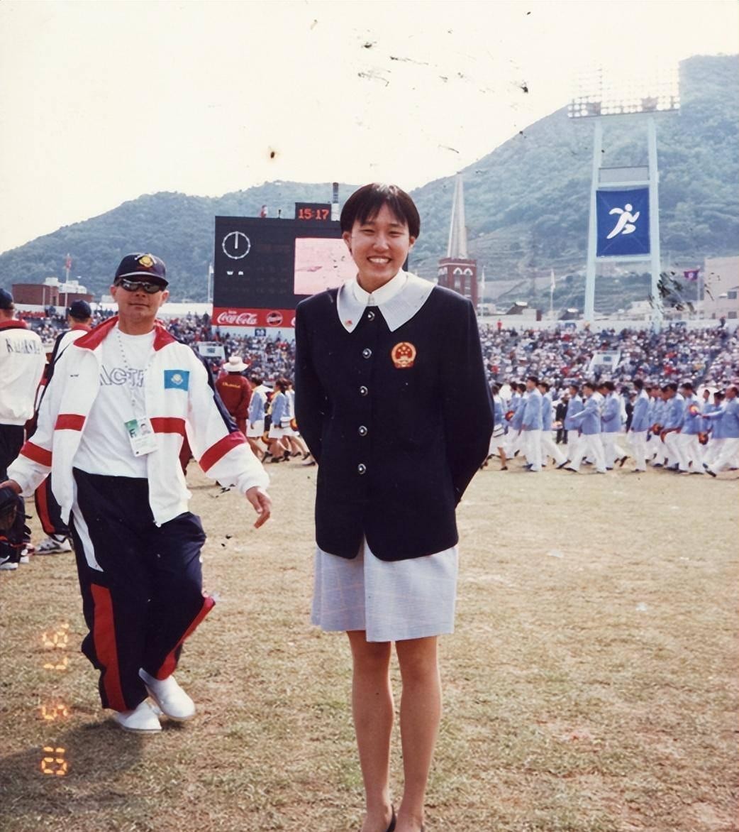 游泳冠军几岁开始训练的_游泳冠军平时怎么训练_游泳前冠军