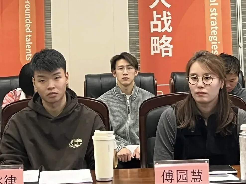 游泳前冠军_游泳开始冠军训练视频_游泳冠军几岁开始训练的