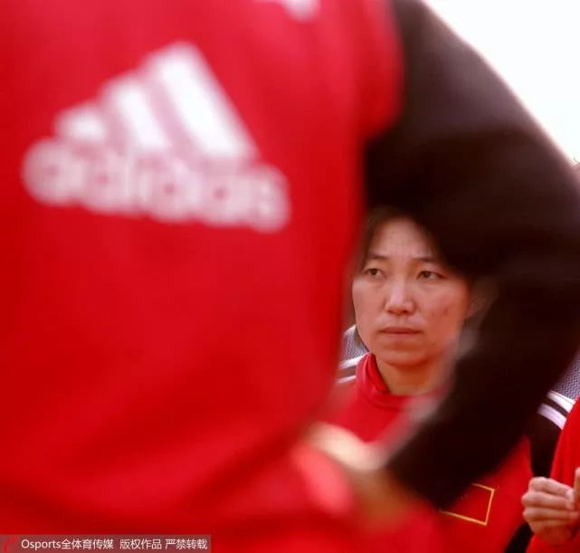足球冠军中国是谁_中国足球终于拿下世界冠军_足球冠军拿世界下中国球员